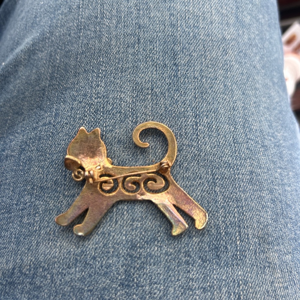 Elegant Gold Tone Cat Brooch - Picture 2 of 2